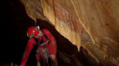 Formaciones calizas en la cueva de Tralacosta 