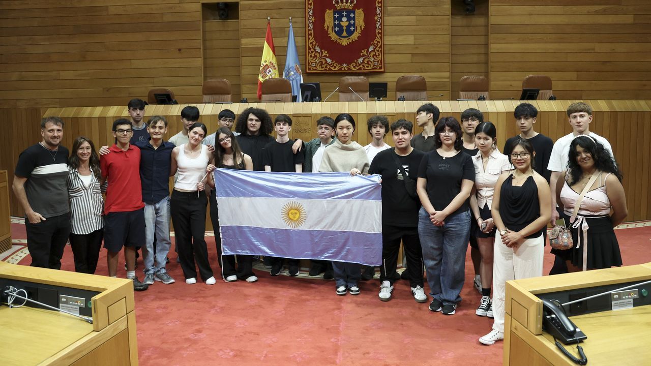 Los alumnos del instituto bonaerense visitaron el Parlamento gallego, donde los recibi� Miguel Santalices y el conselleiro de Cultura.