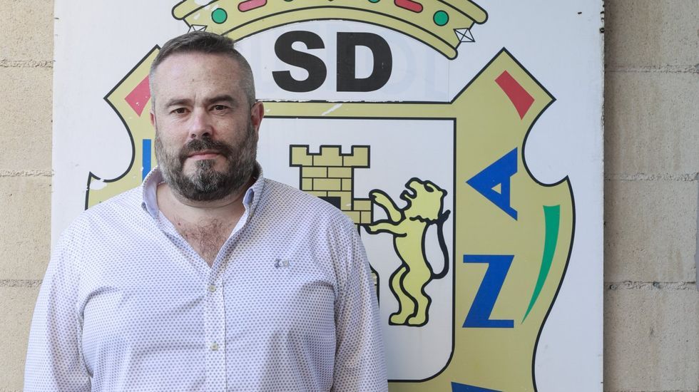 Manuel Pieiro, a la derecha, con su padre, Csar, y su hija, ayer en la Feira de Antigidades e Artesana de A Pontenova