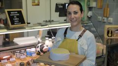 Tamara Garca, de 39 aos, es la cuarta generacin del puesto de la plaza de Lugo A queixera da avoa, el nico que queda especializado en los quesos del pas de toda la vida en el mercado de A Corua.
