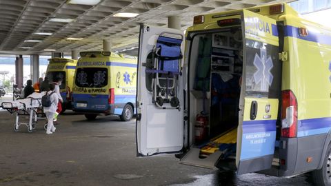 Ambulancias a la entrada de las Urgencias del hospital Clínico de Santiago.