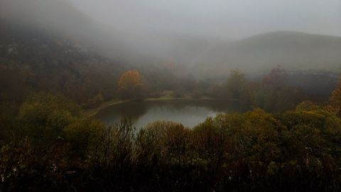 Una vista reciente de la laguna en un día de niebla