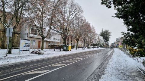 El casco viejo de A Pobra de Trives ha amanecido completamente nevado.