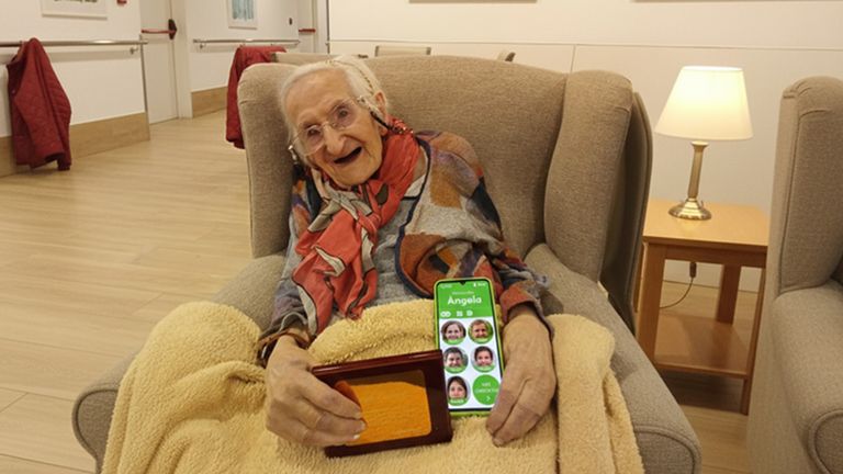 La abuela de Vigo se conecta a sus 106 años a una videollamada con otras mujeres centenarias: «El día más feliz de mi vida fue en el que nació mi primer hijo»