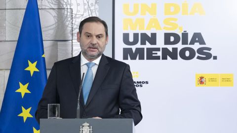El ministro de Transportes, Jos Luis balos, en una rueda de prensa en la Moncloa