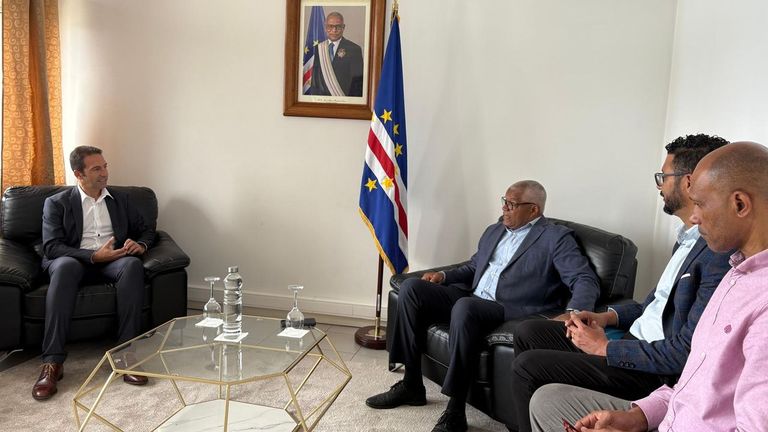 A la izquierda, el conselleiro de Mar Alfonso Villares y a su derecha, Jorge Pedro Mindelo dos Santos, ministro de Mar de Cabo Verde, durante su reunión en Mindelo 