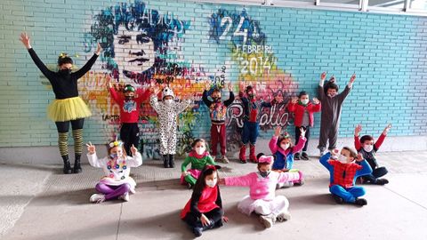 El color y la variedad de disfraces de alumnos y profes mantuvo presente el espíritu del entroido de Xinzo en el colegio limiano Rosalía de Castro