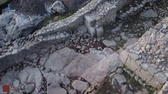 Pavimento de poca romana o anterior descubierto en marzo en la entrada suroeste del castro de Elvia. En la roca central aparecen rodaduras de carro