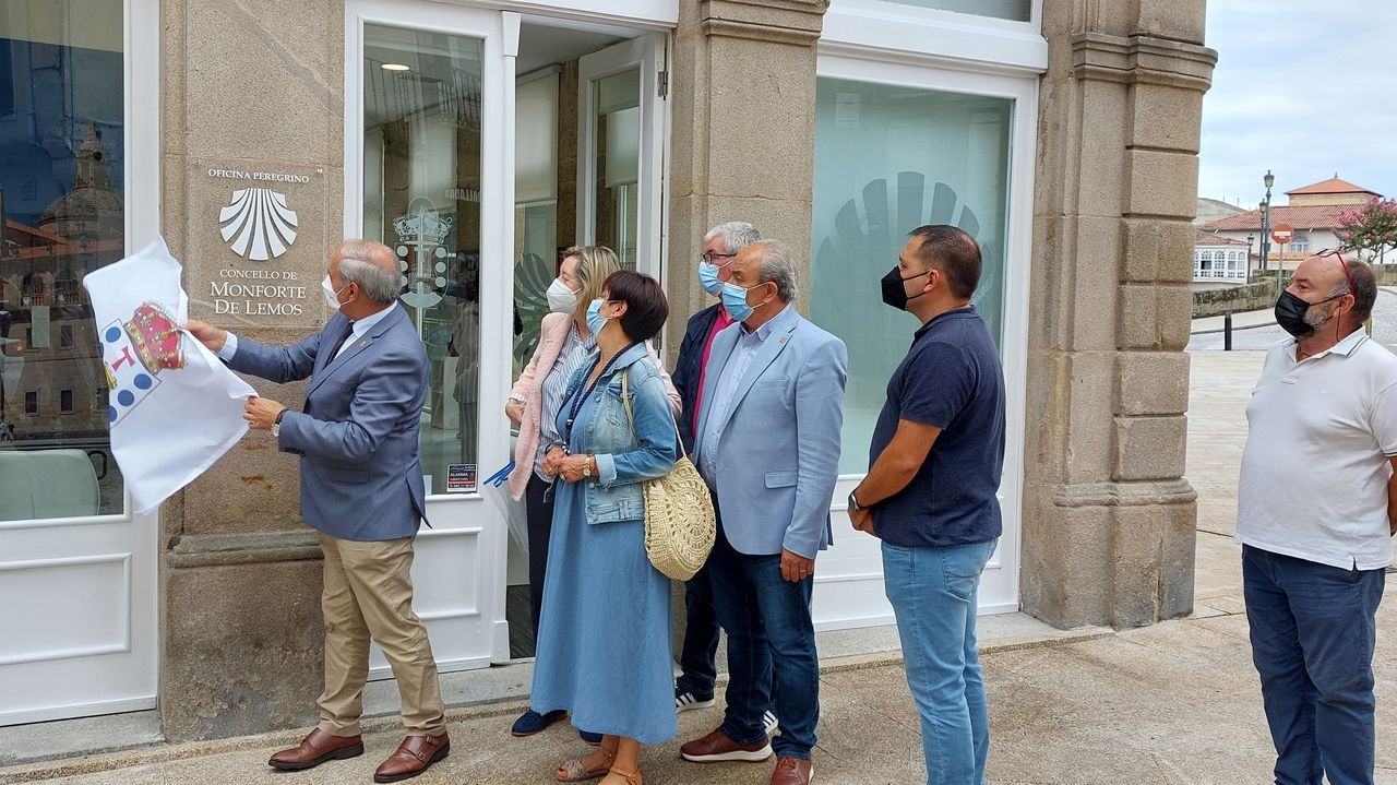 El alcalde Jos Tom descubri el letrero que seala la oficina de atencin a los peregrinos, situada en el bajo del antiguo hotel Comercio