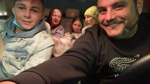 Héctor Pérez con tres ucranianas de una misma familia y un joven que viajaba solo, en el coche de vuelta a Lugo, donde se reencontrarán con sus familias de Madrid y A Coruña