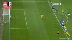 Momento en el que Dani Parejo lanza el penalti que detuvo Escandell y que despu�s se repiti�