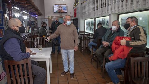 En el restaurante Don Paquito apuraban ayer las ltimas consumiciones antes de que se hiciera efectiva la prohibicin de servir en el interior del  local