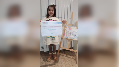 Lía Seoane fue la ganadora del certamen de dibujo infantil navideño organizado por la asociación Compostela Monumental con la colaboración de Picadilly English in Motion, Recursos Galicia, Parking La Catedral, MoonOff y la Dirección Xeral de Comercio de la Xunta de Galicia.