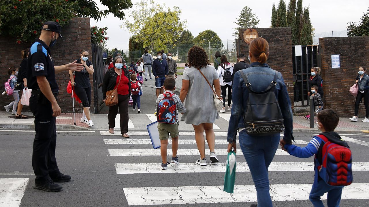 Escolares del colegio Castelao de Rianxo, entra en clase en una fotograf�a de archivo