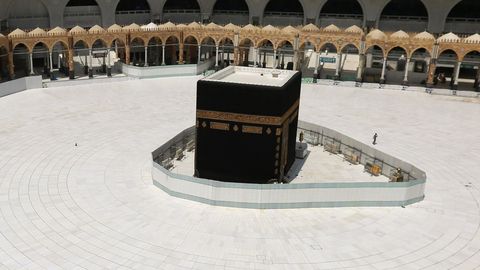 Vista de la Kaaba en la Gran Mezquita de la Meca.
