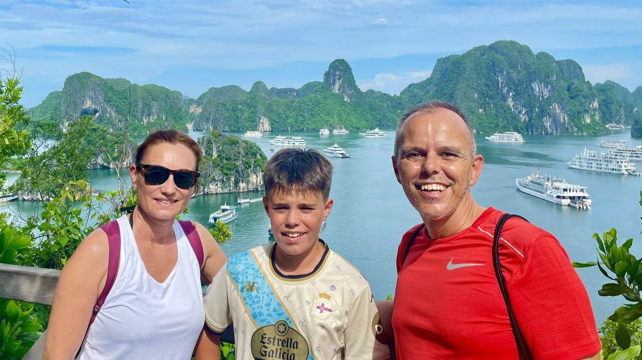 Sim�n, Sandra y Manu en la bah�a de Ha-Long, en el golfo de Vietnam