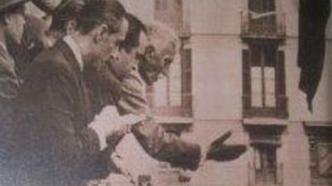 Proclamación ilegal. Se muestra una foto de Macià en el palacio de la Generalitat el 14 de abril de 1931 y se omite que está proclamando la República Catalana, incumpliendo la ley. Fue en diciembre cuando se aprobó la Constitución.