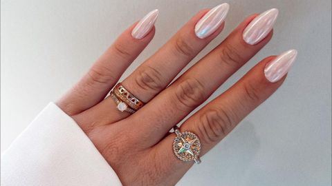 Las manicuras con efecto nacarado, una de las tendencias de este año