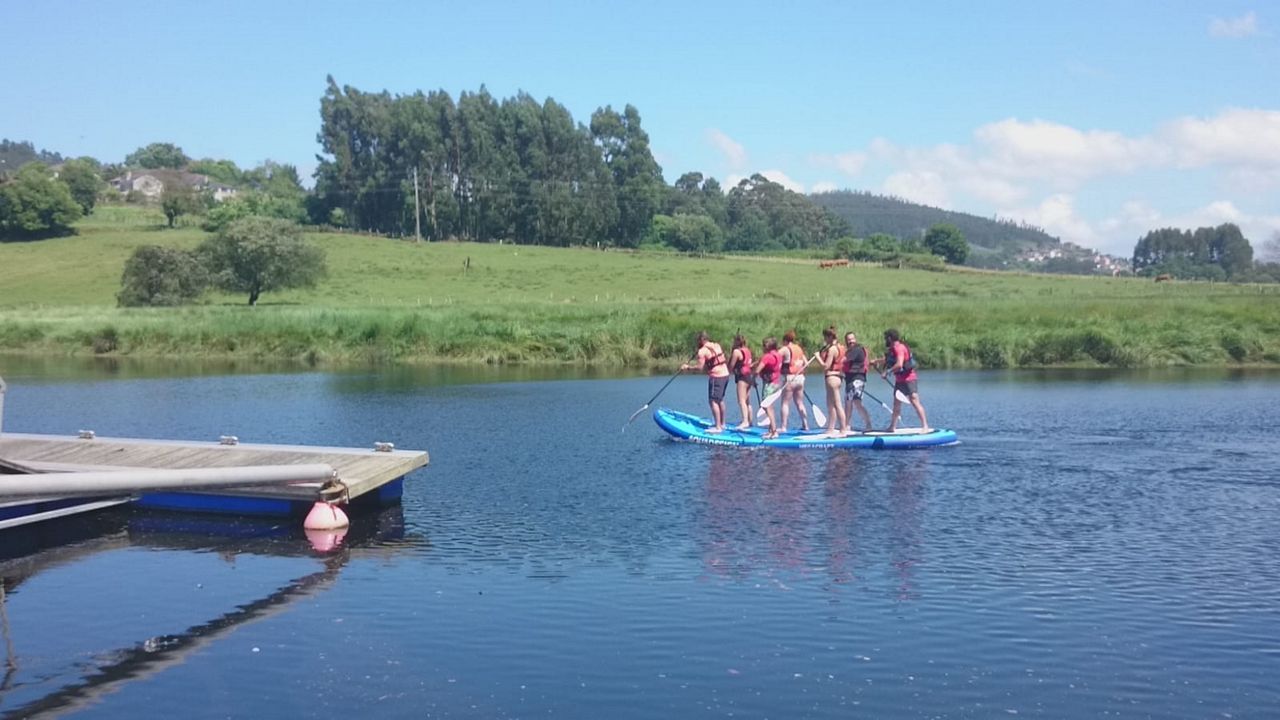 Las atracciones de la Alameda triunfan entre vecinos y forneos.La ruta en big sup que ofrece Roq Sport sale del embarcadero, en imagen, situado entre Portochao y Piago, y llega a la ra viveirense