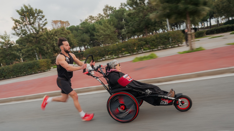 Eric y su madre, Silvia, en una de las carreras en las que han participado.