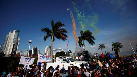 Personas festejan la presentacin del Papamvil, en la cinta costera en Ciudad de Panam