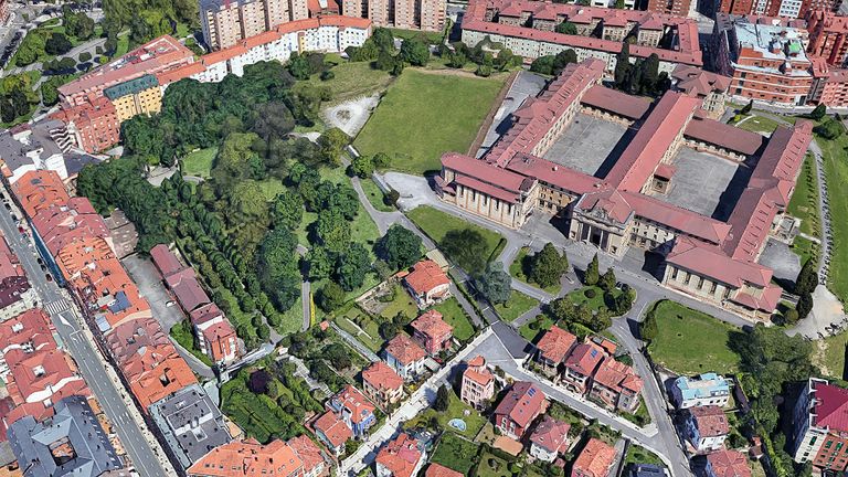 Los jardines de La Rodriga y el gran edificio del Seminario de Oviedo. La calle que se ve a la izquierda es Campomanes