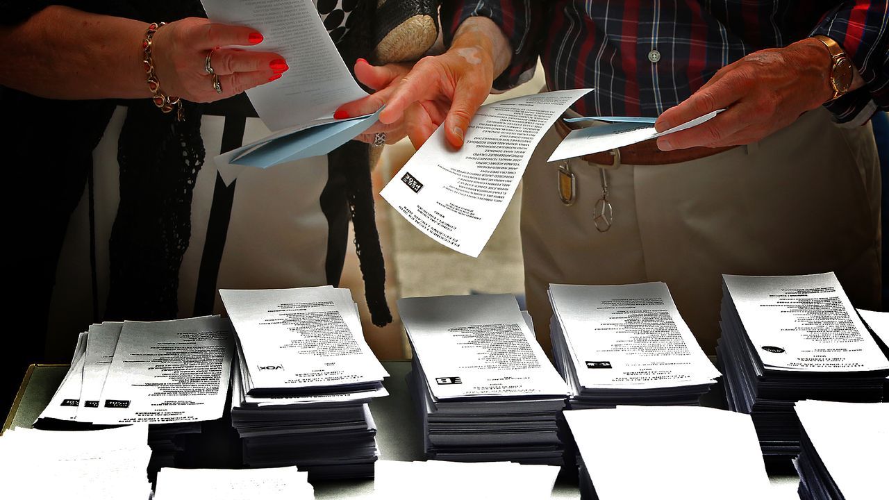 Feijoo se compromete a volver a la romera popular de O Pino como presidente del Gobierno.Urnas electorales en un colegio electoral, en imagen de archivo.