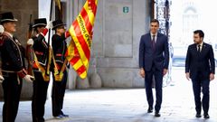 El presidente del Gobierno, Pedro Sánchez, y el de Cataluña, Pere Aragonès, a su entrada al palacio de la Generalitat.