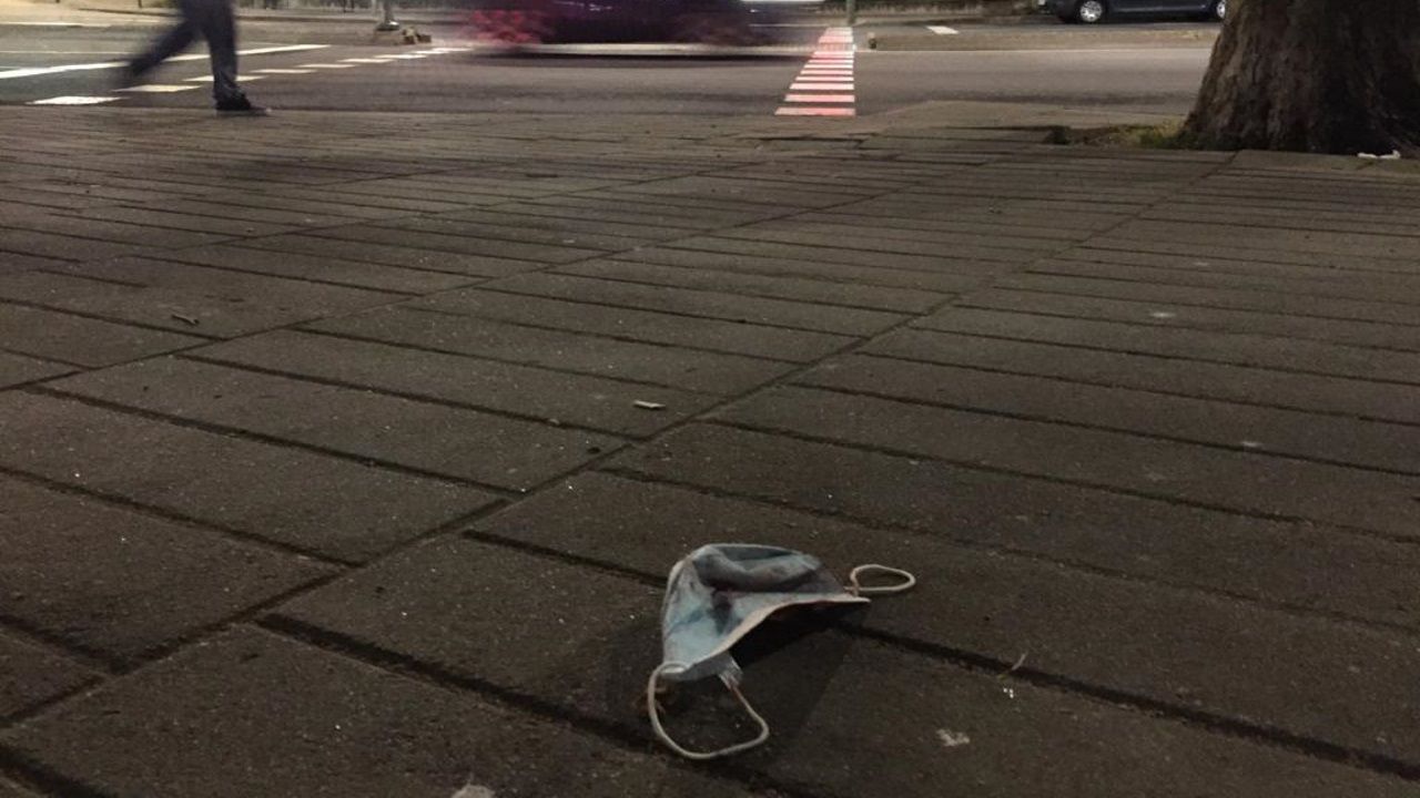 El desarrollo urban&iacute;stico de Someso.Mascarilla ensangrentada de uno de los heridos en la pelea