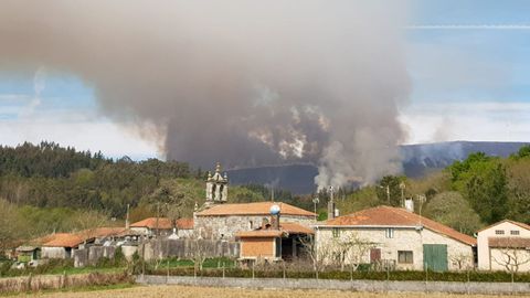 El incendio se produjo en la sierra de O Careón, junto a los núcleos de Casacamiño y Moredo
