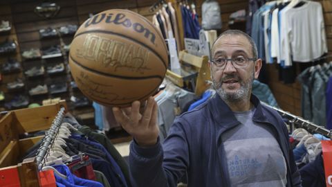 El santiagués Amancio García muestra uno de sus objetos más fotografiados en su tienda, Amancio Deportes