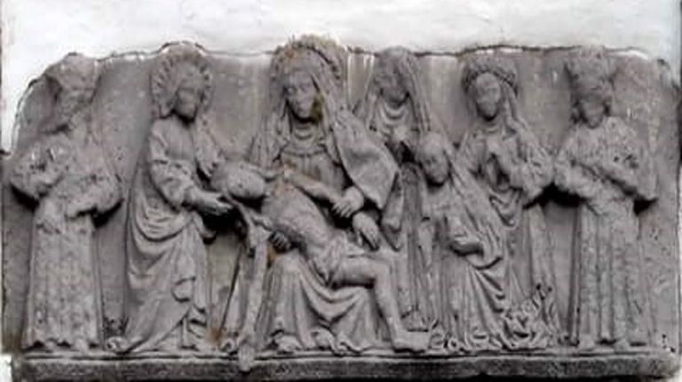 Bajorrelieve procedente del antiguo monasterio que se conserva en una capilla de la calle San Pedro
