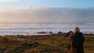 Daniel Domnguez, nun dos seus paseos pola costa de Teira, na parroquia de Corrubedo, en Ribeira, fotografando a mar embravecida