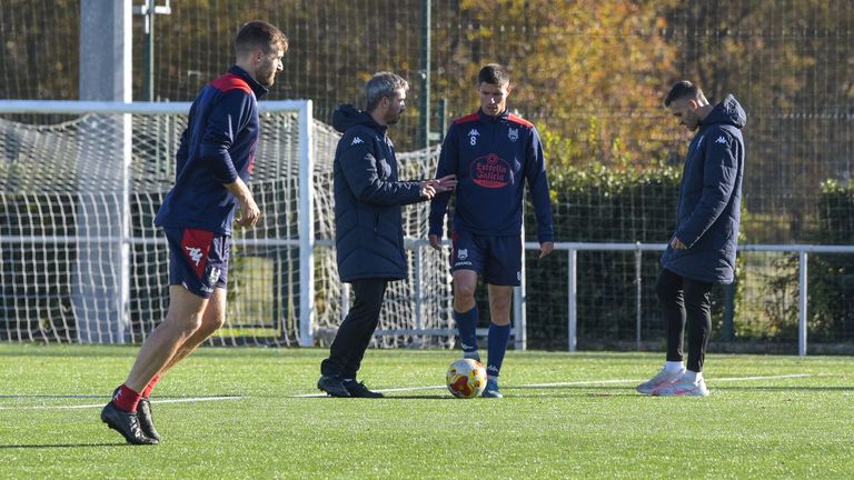 Un fichaje por línea para mejorar el nivel del Pontevedra en el mercado invernal