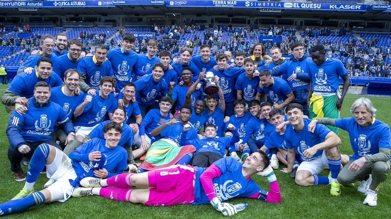 La plantilla y el cuerpo técnico del Real Oviedo Vetusta