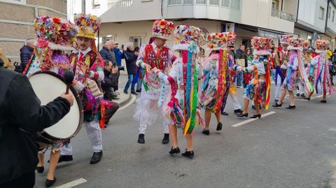 Madamas y galns de Cobres bailando en el desfile de la mascarada ibrica.