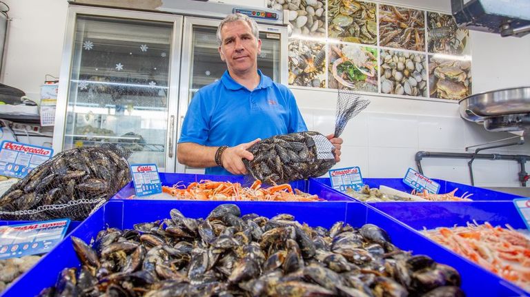 Las primeras aperturas en las Rías Baixas permiten al mejillón volver a la plaza de Portonovo