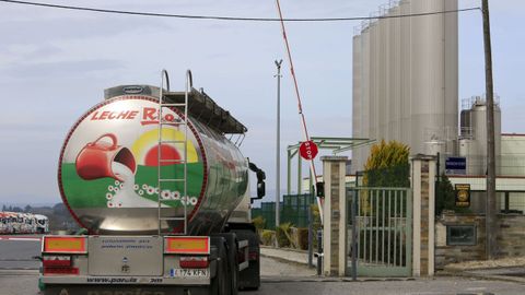 Un camión, entrando en la planta del polígono lucense de O Ceao, una de las del grupo