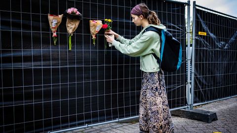 Una joven deja flores en el lugar de uno de los tiroteos en Róterdam