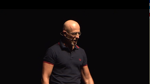 El doctor Sergio Canavero impartiendo una TEDx Talk