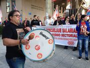 Chus �lvarez, de FES-UGT, en la protesta en los juzgados contra el descuelgue de Alcor del convenio estatal