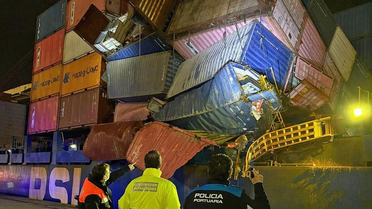 Atraca en Vigo un buque portacontenedores que sufrió un corrimiento de carga frente a la costa de Portugal