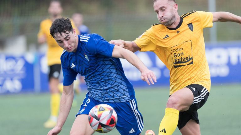 El Covadonga, en la imagen uno de sus jugadores, de camiseta azul, en un partido de liga contra el Compostela