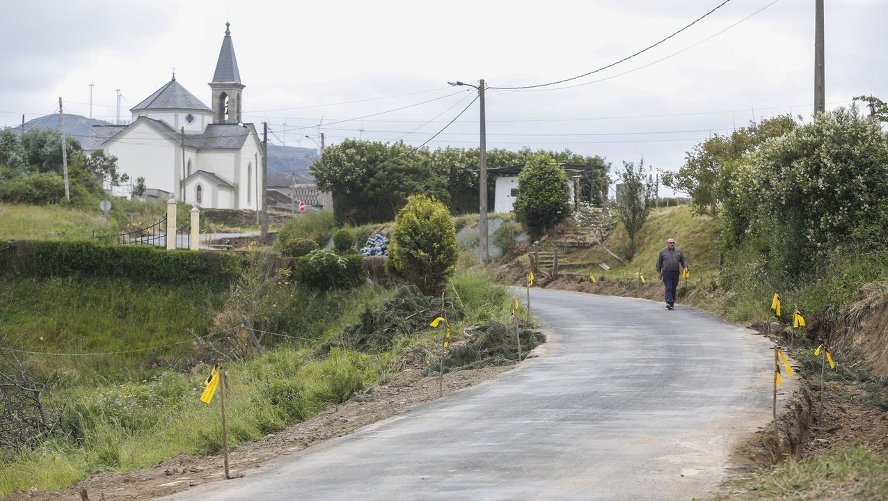 Un recorrido por el prestigioso alojamiento.La carretera de Loiba, en obras, con la iglesia de la parroquia de San Xuli�n al fondo