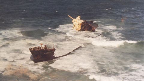 El Casón, poco antes de hundirse por completo tras explosionar el 10 de diciembre del 1987
