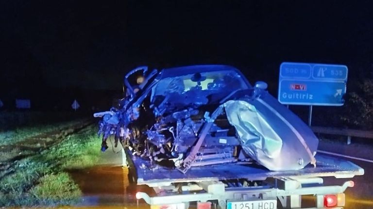 Un conductor que circulaba en sentido contrario en la A-6 chocó contra un microbús en Guitiriz