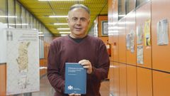 Julio Prada, decano de la Facultad de Historia del Campus de Ourense, con un ejemplar de su último libro
