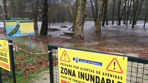 Inundacin del rea recreativa de A Veronzana causa de la crecida del ro Avia.