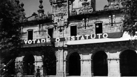 Pancarta a favor do Estatuto colgada en xuo de 1936 no Concello de Lugo