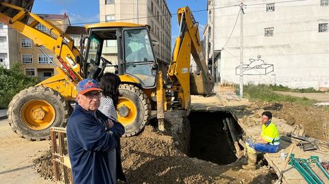 Socavón abierto por el personal del servicio en el punto de la calle Sarria en el que se produjo la segunda de las roturas del día en las tuberías del agua